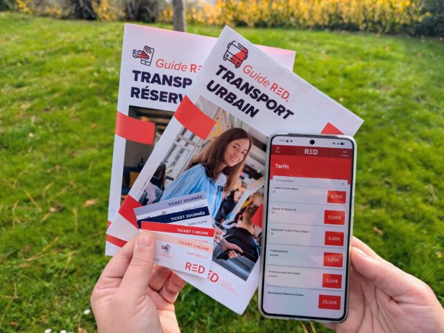 mains tenant des tickets de bus, des affiches et un smarphone